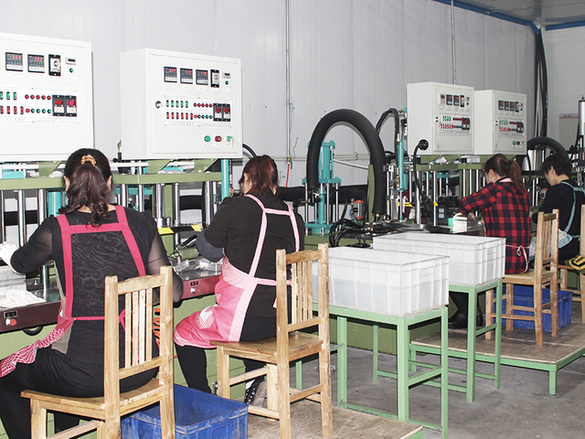 금속 제품 근로자 운영